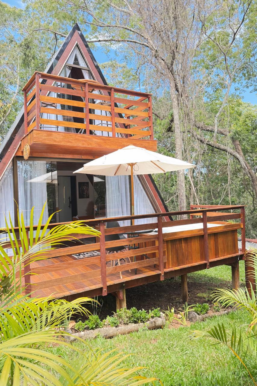 Lobo Black — Deck elevado com varanda panorâmica, glamping Goiás